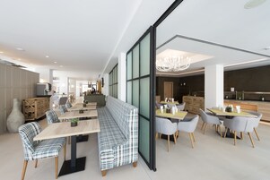 每日供应自助式早餐（每人 EUR 15）