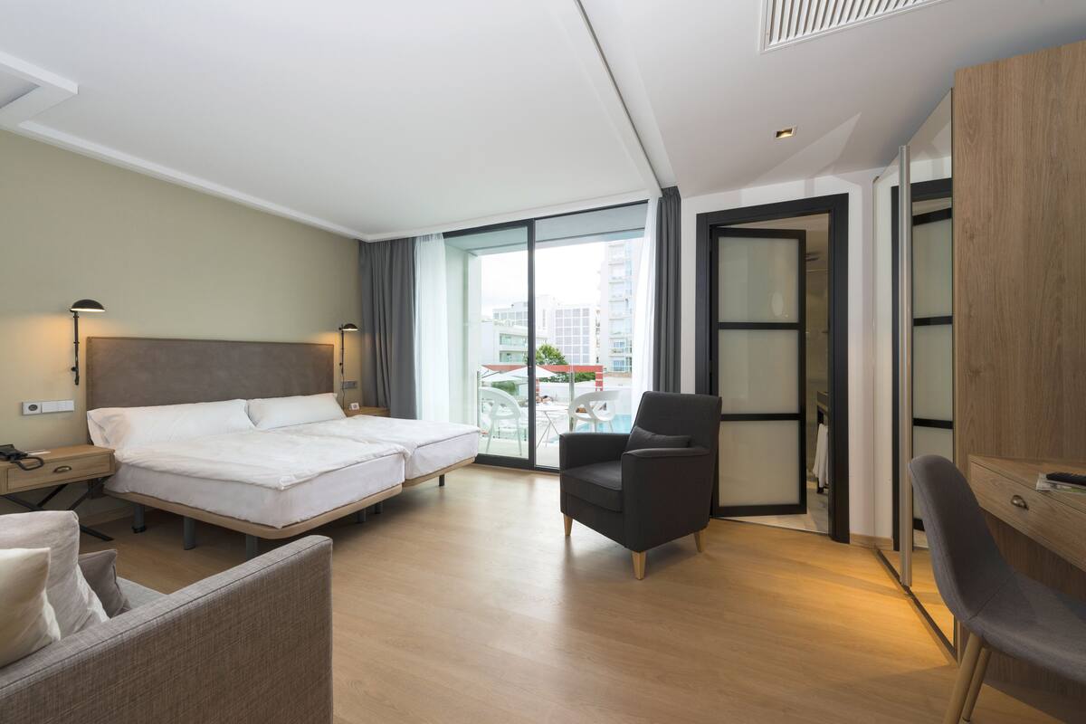 Minibar, truy cập Internet không dây miễn phí, bộ trải giường 