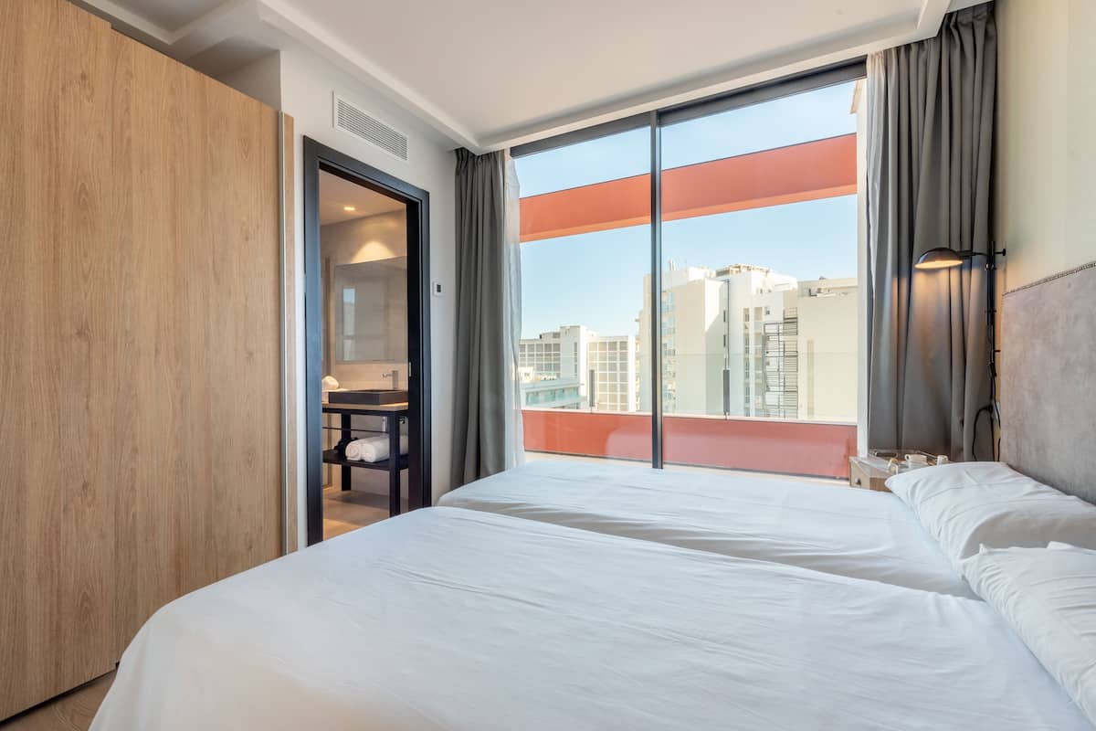Căn hộ Tiêu chuẩn, 2 phòng ngủ, hiên | Minibar, truy cập Internet không dây miễn phí, bộ trải giường 