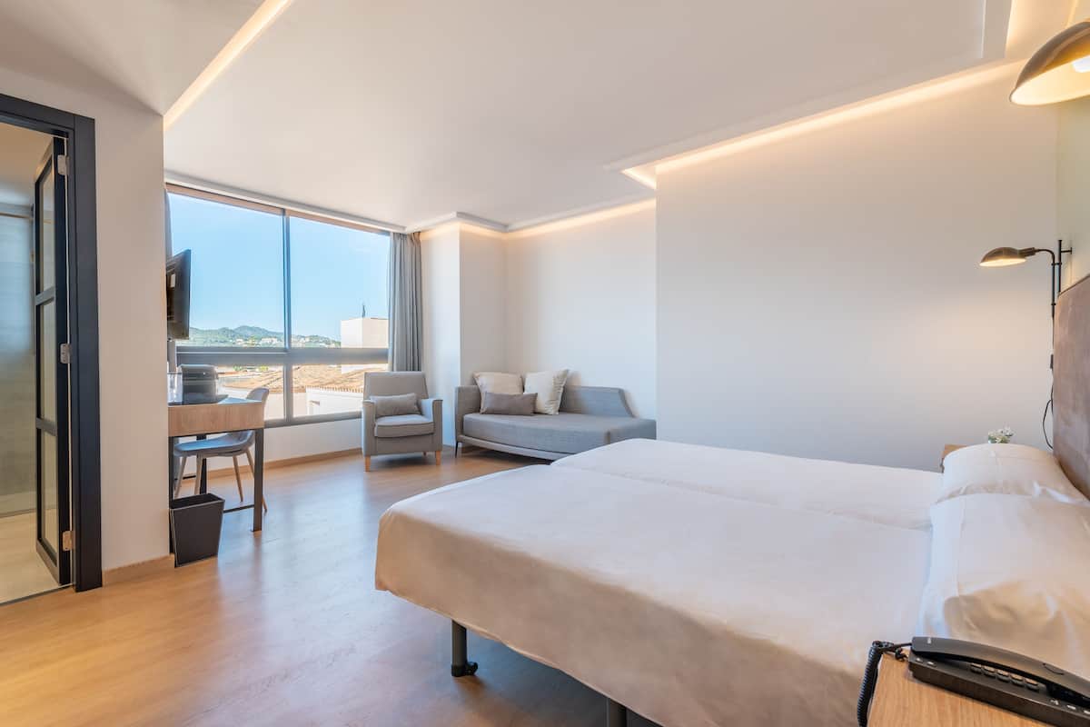 Minibar, truy cập Internet không dây miễn phí, bộ trải giường 