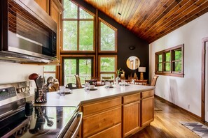 Geladeira, micro-ondas, fogão, cooktop