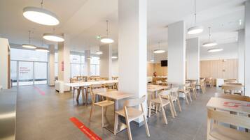 Sarapan bufet setiap hari (EUR 12.50 seorang)