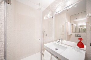 Shower, rainfall showerhead, hair dryer, towels - Moov Hotel Oeiras (Oeiras)