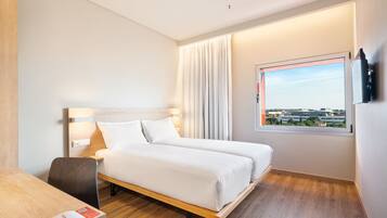 Standard Twin Room | In-room safe, desk, blackout curtains, soundproofing