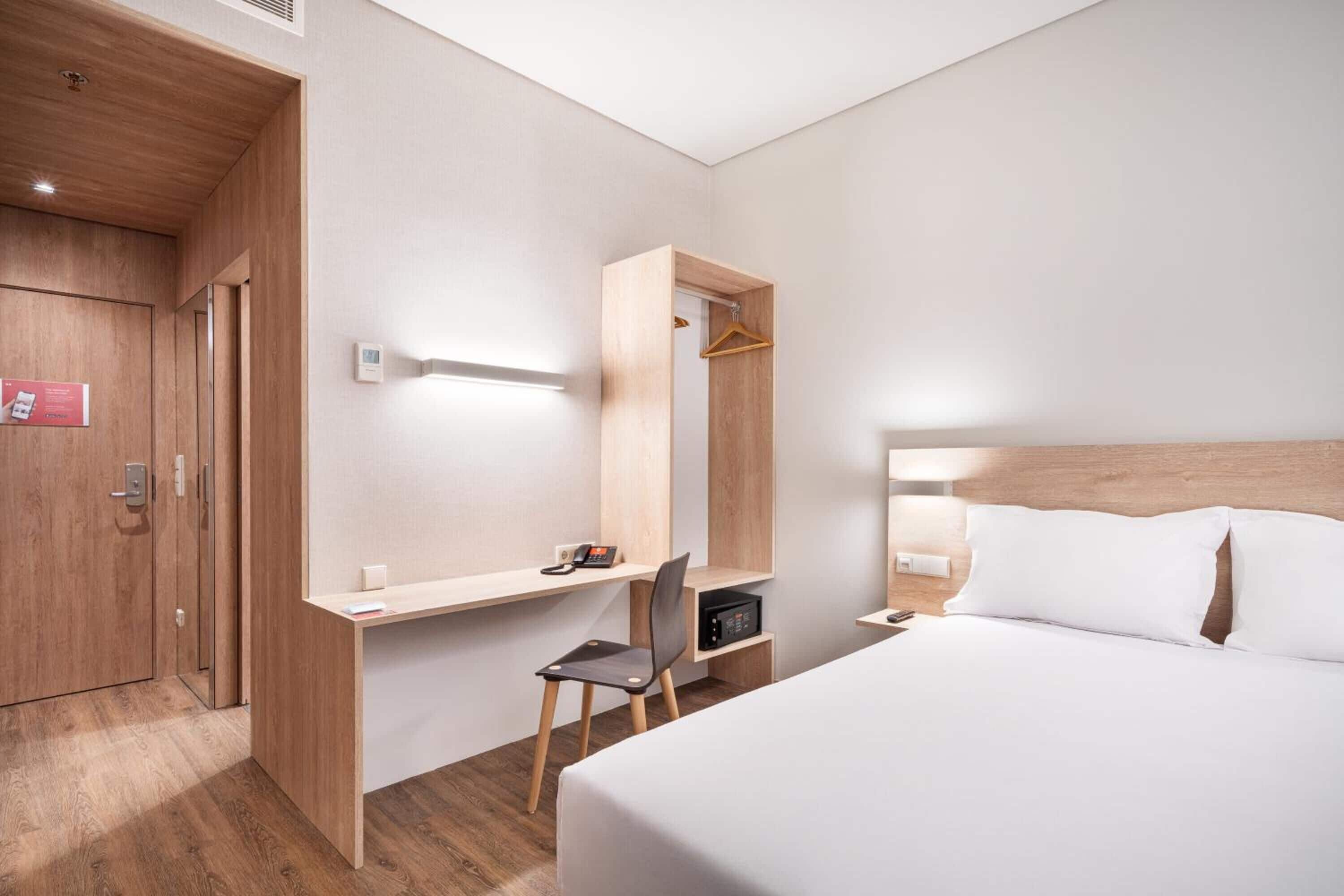 1 bedroom, in-room safe, desk, blackout curtains