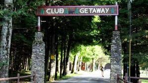 A sign reading "CLUB GETAWAY" with a wooden fence and stone pillars. - Club Getaway Mountain View 3 (Kent)