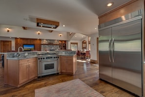 Fridge, microwave, oven, stovetop - Panorama Paradise, 5 Bedroom close to Town (SL437) (Stateline)