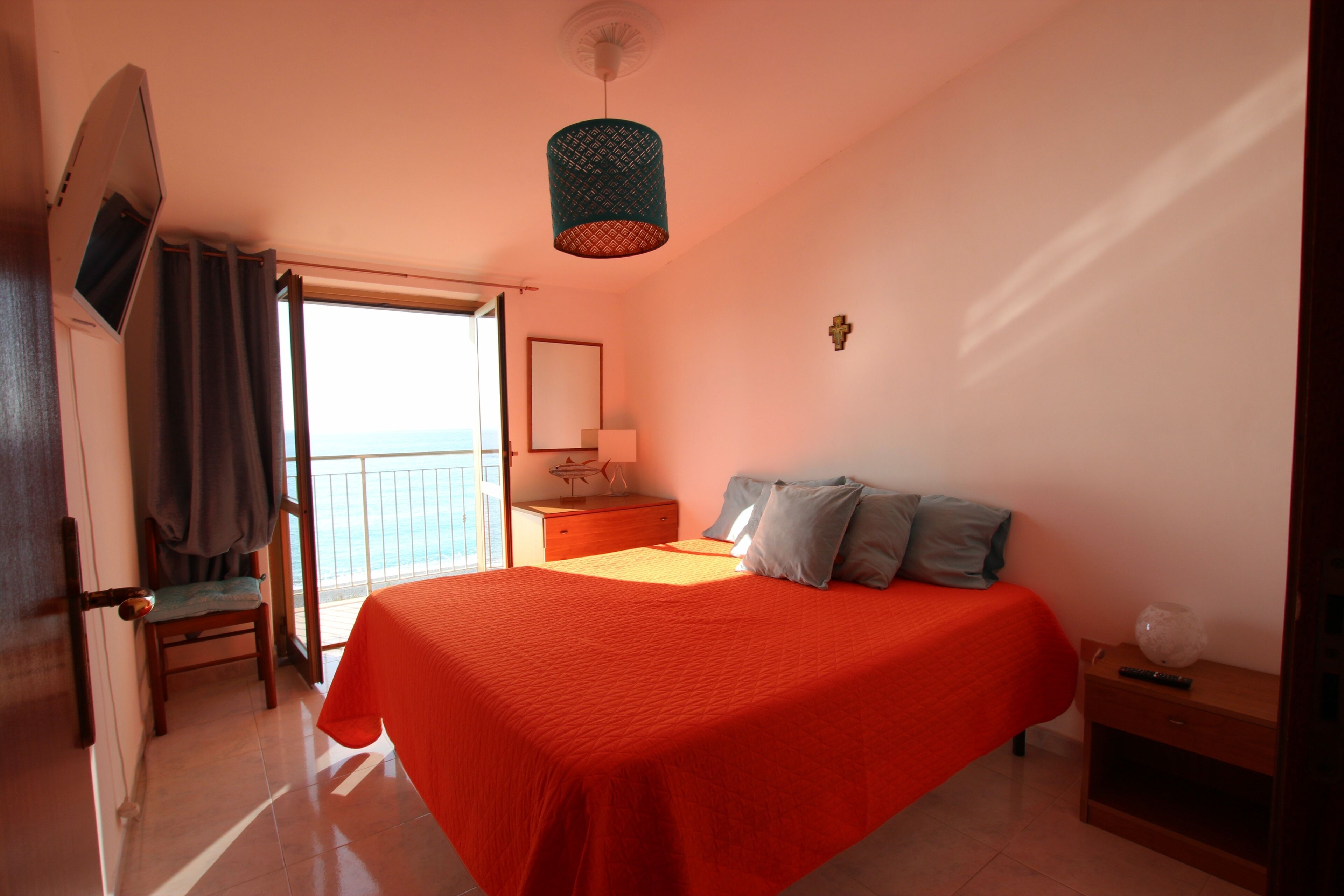 Romantic flat on the beach, sunset sea view, free parking, WIFI, TV