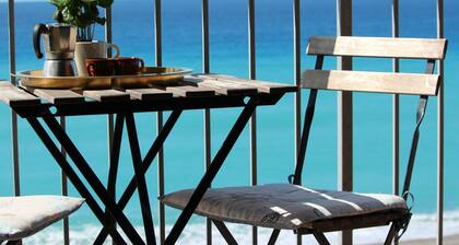 Romantic flat on the beach, sunset sea view, free parking, WIFI, TV