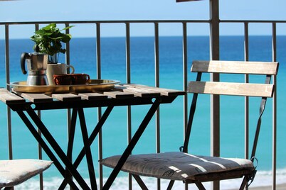 Romantic flat on the beach, sunset sea view, free parking, WIFI, TV