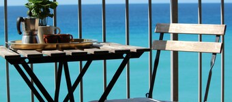 Romantic flat on the beach, sunset sea view, free parking, WIFI, TV