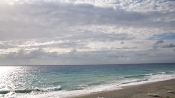 En la playa y toallas de playa