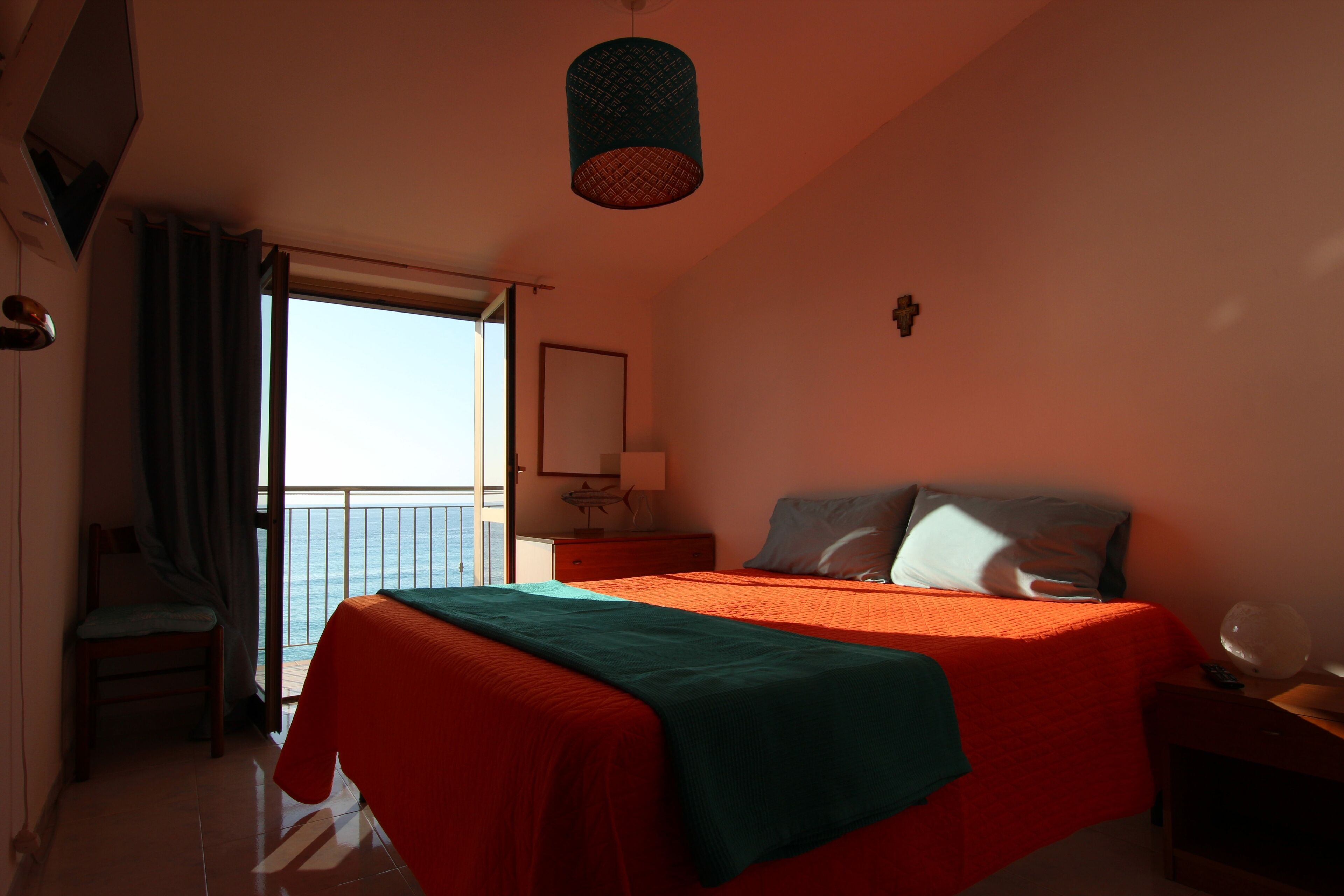 Romantic flat on the beach, sunset sea view, free parking, WIFI, TV