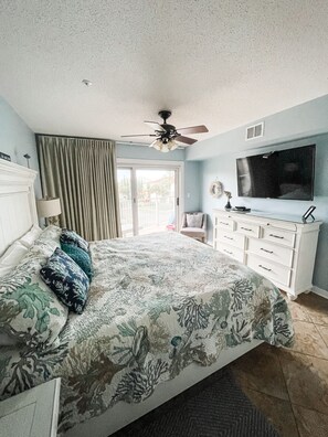 3 bedrooms, iron/ironing board, WiFi, bed sheets - Newly Remodeled! Pet friendly; Updated Decor; Free Beach Service (Miramar Beach)