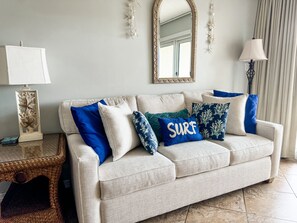 Una televisión, un reproductor de DVD, libros