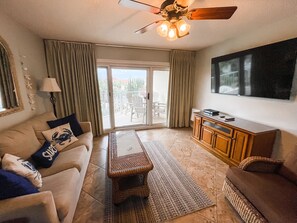 Fernseher, DVD-Player, Bücher