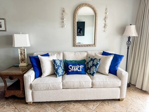 Fernseher, DVD-Player, Bücher