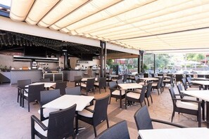 Outdoor dining - Hotel El Duque (Adeje)