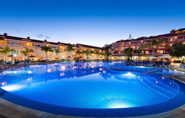 Outdoor pool - Hotel El Duque (Adeje)