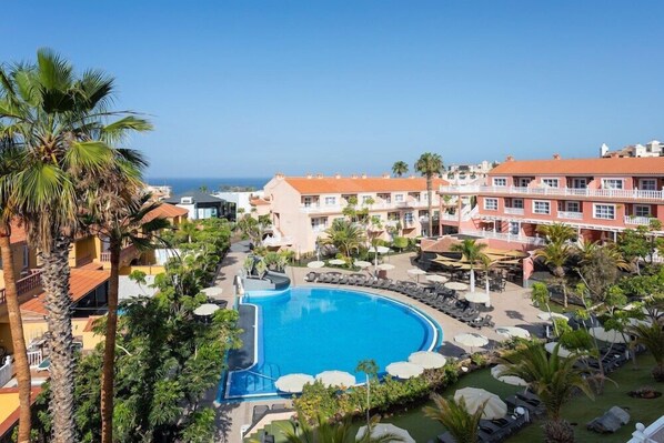 Una piscina al aire libre