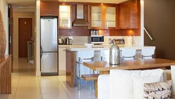 Apartemen Comfort, 2 kamar tidur | Dapur pribadi | Lemari es, oven, dan peralatan masak/sendok-piring