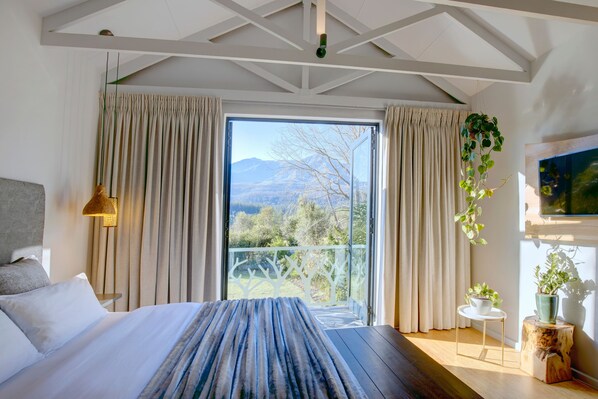 Penthouse Superior Suite | Premium bedding, down comforters, soundproofing, free WiFi - Amour Guest House (George)