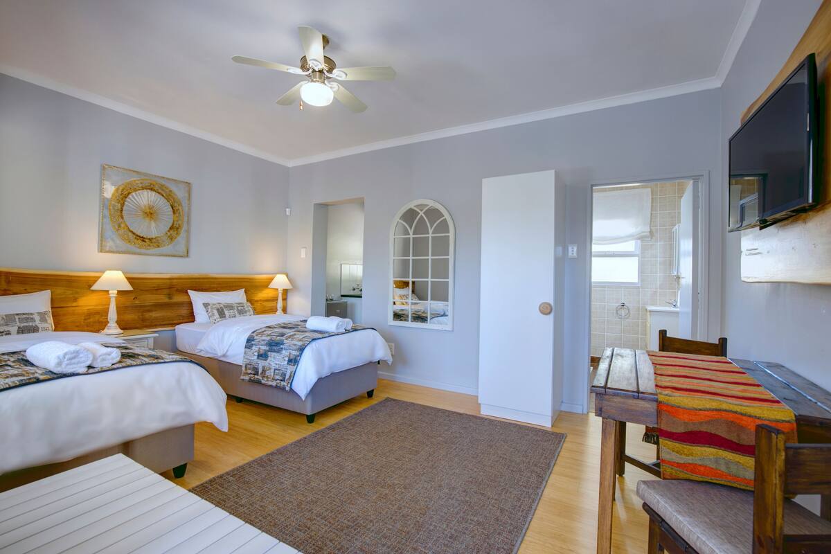 Luxury Twin with Kitchenette | 1 bedroom, premium bedding, down comforters, soundproofing