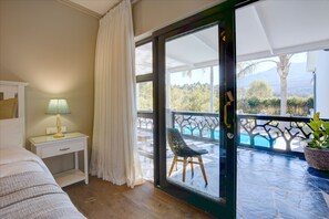 Executive Double & Queen | Premium bedding, down comforters, soundproofing, free WiFi - Amour Guest House (George)
