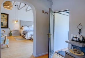 Penthouse Superior Suite | Premium bedding, down comforters, soundproofing, free WiFi - Amour Guest House (George)
