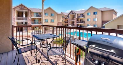 6B Cozy Moab Redcliff Condo, Pet Friendly, Pool & Hot Tub