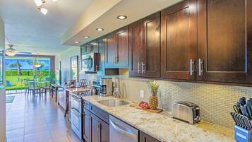 Frigorifero, microonde, forno, piano cottura