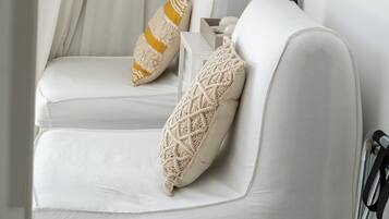 Kamar Keluarga (Brunch included) | Selimut bulu angsa, didekorasi berbeda-beda, dan meja kerja