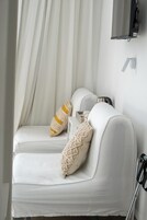 Cubrecamas, decoración personalizada y escritorio