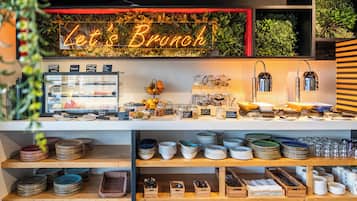 Sarapan prasmanan setiap hari (EUR 12.50 per orang)