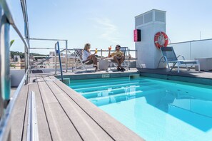 Outdoor pool, open 10:00 AM to 6:00 PM, sun loungers - Onmood Cala Ratjada - Bed & Brunch (Capdepera)