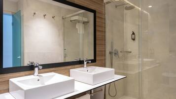Dusche, Regendusche, Haartrockner, Handtücher