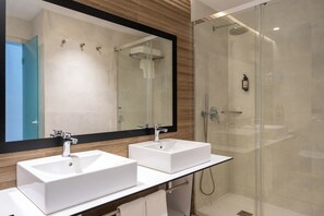 Shower, rainfall showerhead, hair dryer, towels - Onmood Cala Ratjada - Bed & Brunch (Capdepera)