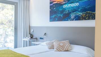 Kamar Double atau Twin Kota, pemandangan kota (Brunch included) | Selimut bulu angsa, didekorasi berbeda-beda, dan meja kerja