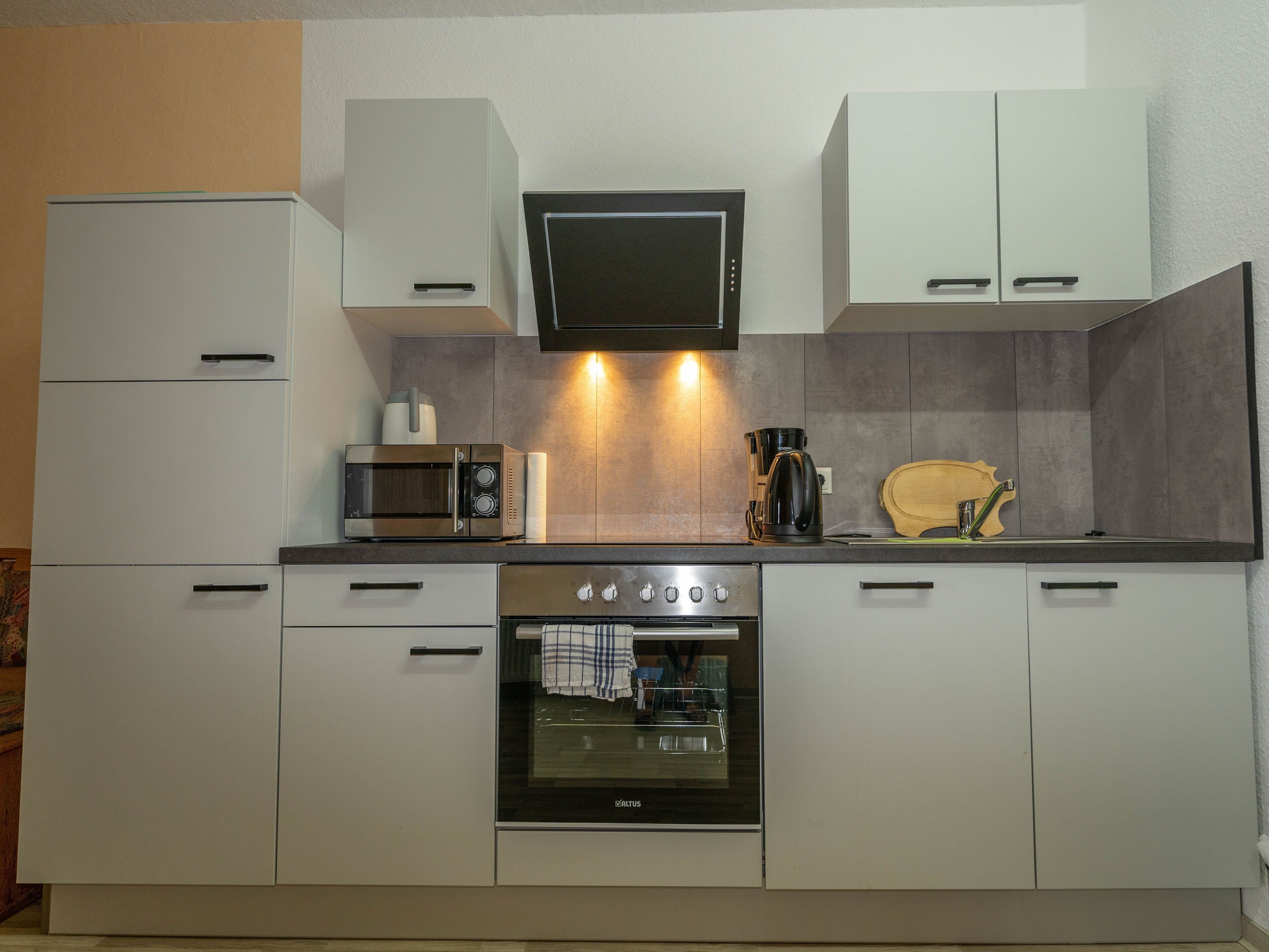 Kjøleskap, mikrobølgeovn, ovn og oppvaskmaskin