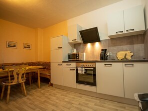 Geladeira, micro-ondas, fogão, lava-louças