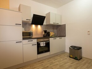 Fridge, microwave, oven - 029-52 Ferienwohnung Renken - 029 - Ferienwohnungen Renken (Wilhelmshaven)