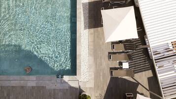 Una piscina cubierta, una piscina al aire libre
