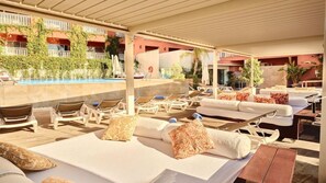 Una piscina cubierta, una piscina al aire libre