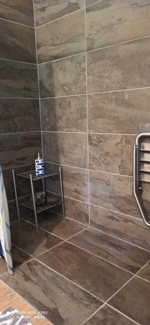 Senior Bungalow | Bathroom | Shower, rainfall showerhead, towels, soap - Selva Linda Lodge (Quepos)