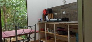 Grand réfrigérateur, plaque de cuisson, cafetière/bouilloire