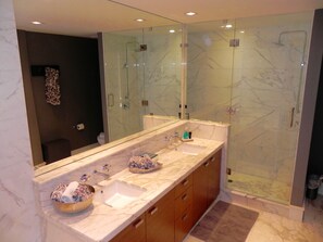 Baignoire, baignoire à remous, séchoir à cheveux, serviettes fournies