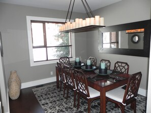Dining - FAB FITZWALK Townhome FAMILY GETAWAY! Hot Tub, 2 car garage, minutes to Village (Whistler)