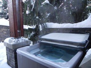 Outdoor spa tub - FAB FITZWALK Townhome FAMILY GETAWAY! Hot Tub, 2 car garage, minutes to Village (Whistler)