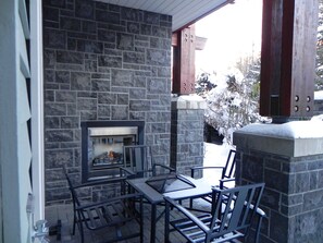 Outdoor dining - FAB FITZWALK Townhome FAMILY GETAWAY! Hot Tub, 2 car garage, minutes to Village (Whistler)