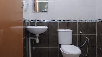 Standard Twin Room | Bathroom